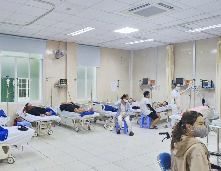 Some of the 60 patients suspected of having food poisoning after eating chicken rice in Khanh Hoa Province’s Nha Trang City are seen under treatment at a local hospital. Photo: Thanh Chuong / Tuoi Tre