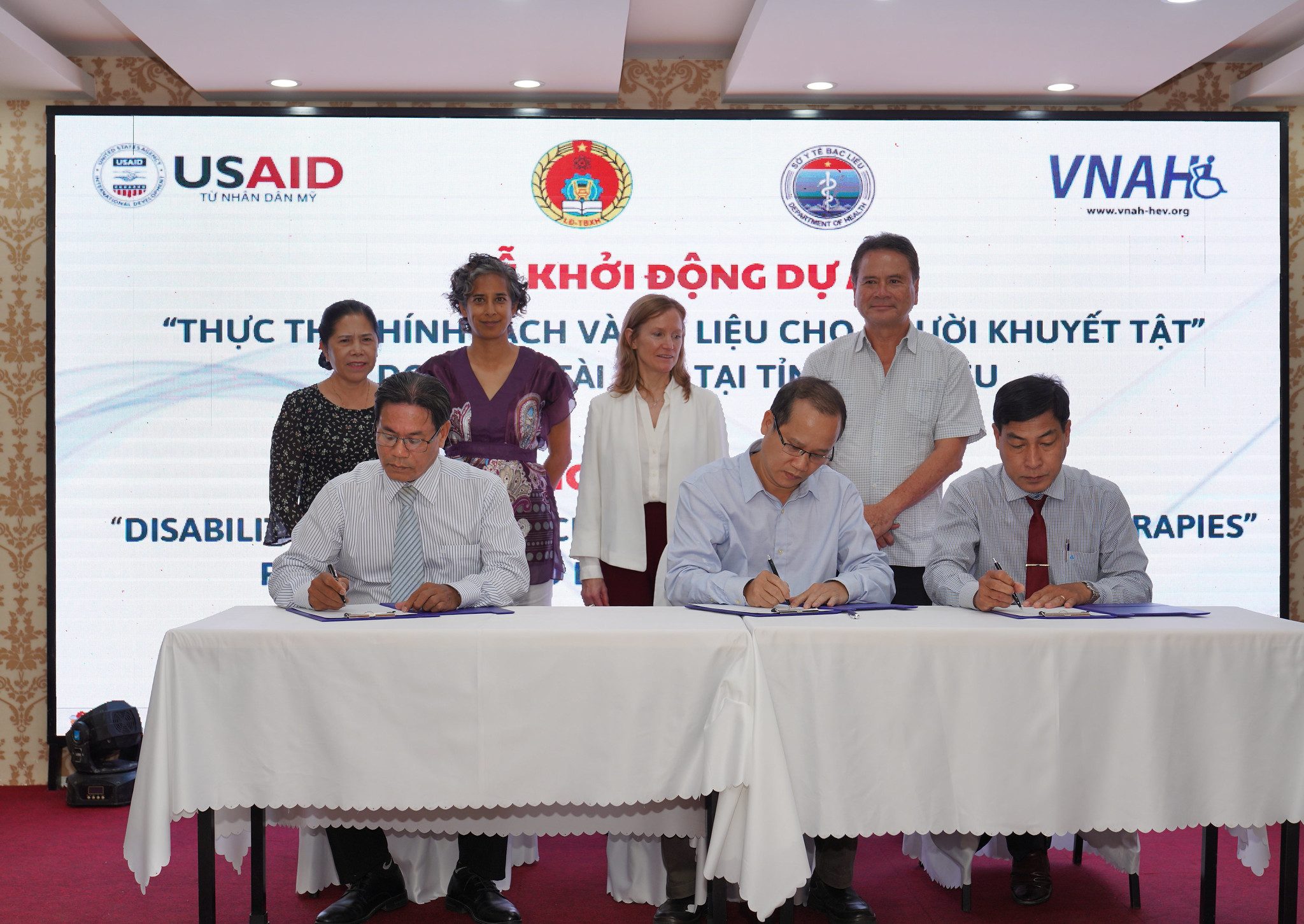 A signing ceremony at the launch of USAID'sprogram to support persons with disabilities in the Mekong Delta Province of Bac Lieu on March 14, 2024. Photo provided by USAID Vietnam