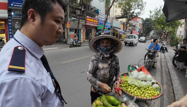 A man intervenes when a street vendor allegedly attempts to overcharge a pair of foreign tourists VND200,000 (US$8.5) for a small bag of Indian jujube. Screen shot taken from an online video