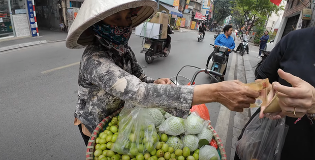 Hanoi police investigate viral video of street vendor allegedly overcharging foreign tourists