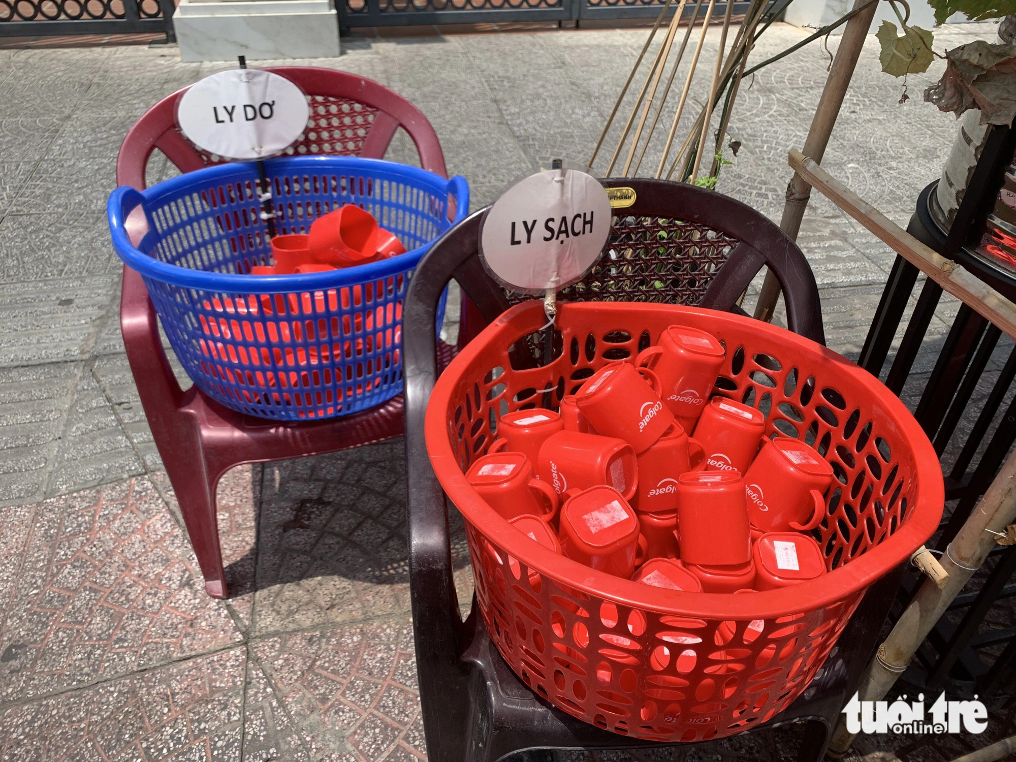 Cups are sorted into two baskets, with one for clean cups and one for used cups. Photo: Hien Anh / Tuoi Tre
