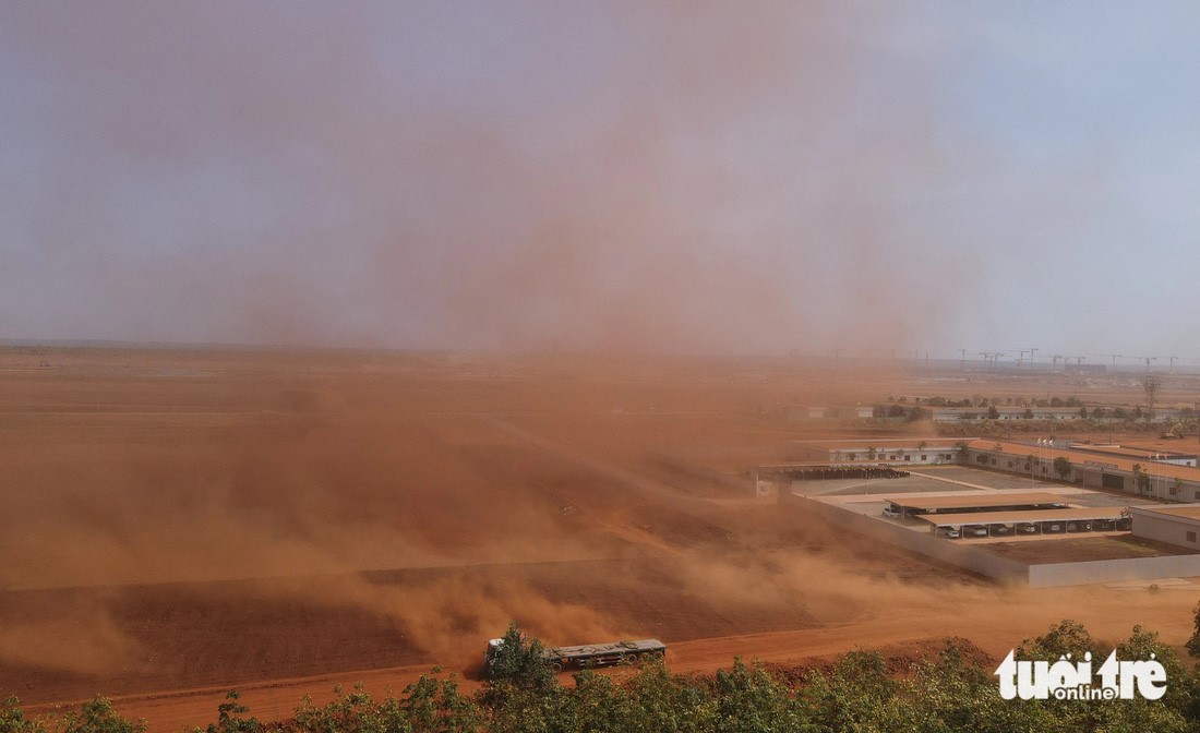 Dust at the construction site of the Long Thanh International Airport project. Photo: Duc Trong / Tuoi Tre