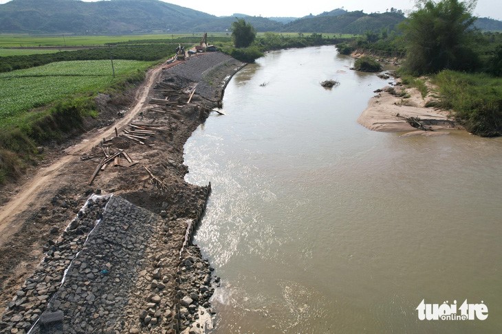 The Dak Nong Province administration has spent VND62 billion (US$2.5 million) on an embankment project to halt the landslides on the Krong No River. Photo: Trung Tan / Tuoi Tre