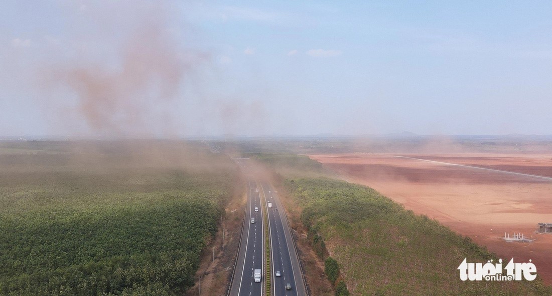 A dust storm moves to the Ho Chi Minh City-Long Thanh-Dau Giay Expressway. Photo: Duc Trong / Tuoi Tre