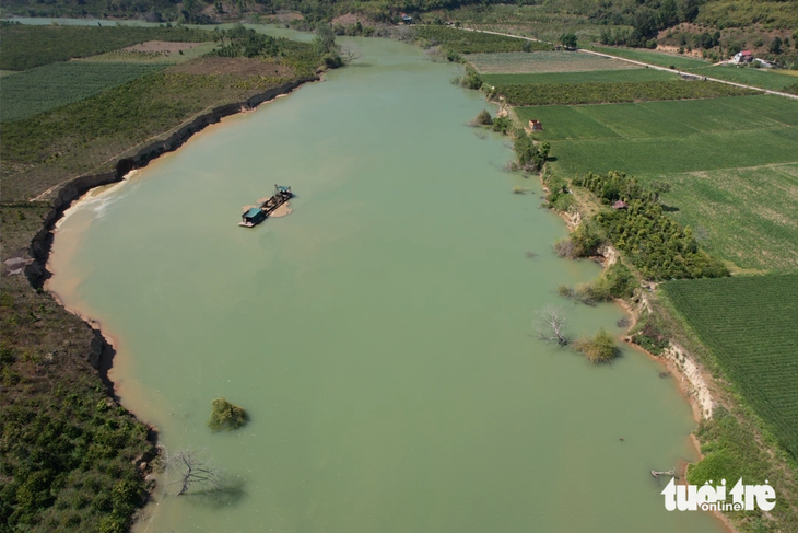 Vietnam’s Dak Nong cries for help as vast farmland falls into river