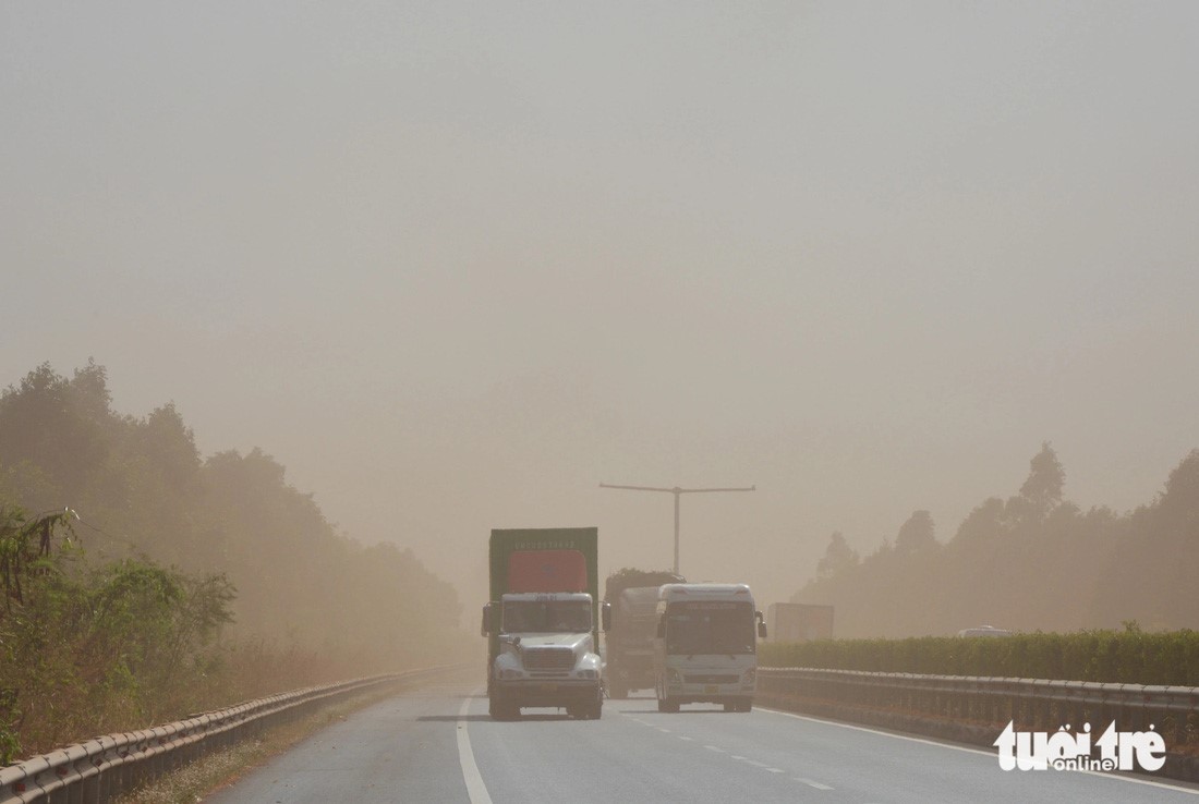 Vehicles travel on the Chi Minh City-Long Thanh-Dau Giay Expressway amid dust. Photo: Duc Trong / Tuoi Tre