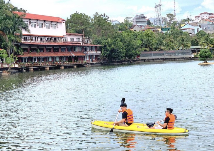 Tourists row a boat in Dak Nong Logde Resort in Gia Nghia District, Dak Nong Province. Photo: Trung Tan / Tuoi Tre