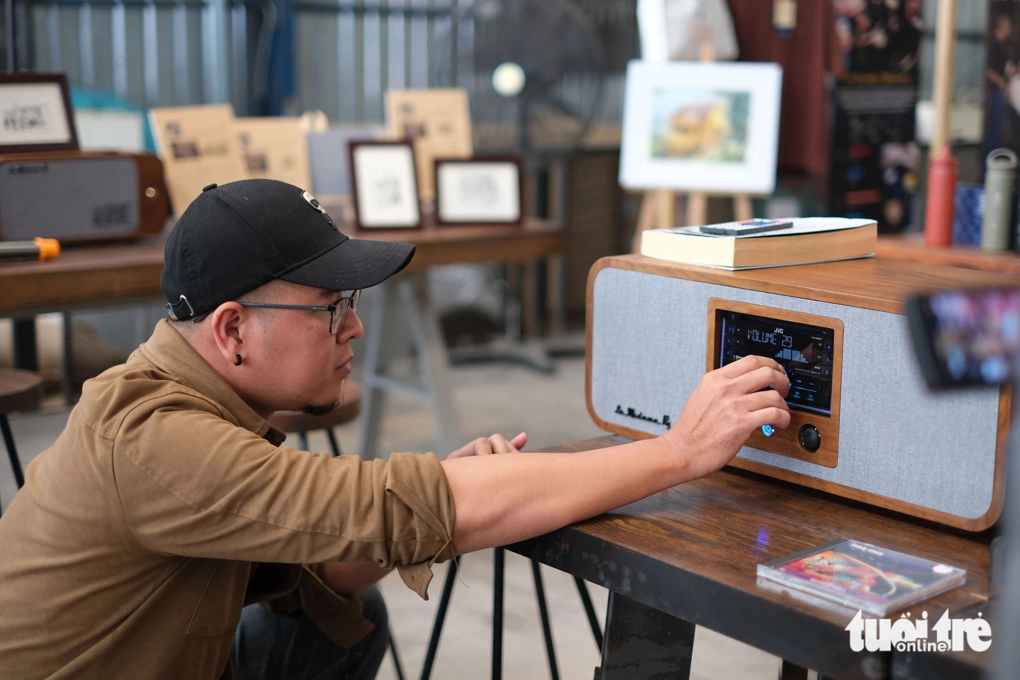 Architect Lam Thanh Tung proudly highlights his handmade music player creation. Photo: M.V. / Tuoi Tre