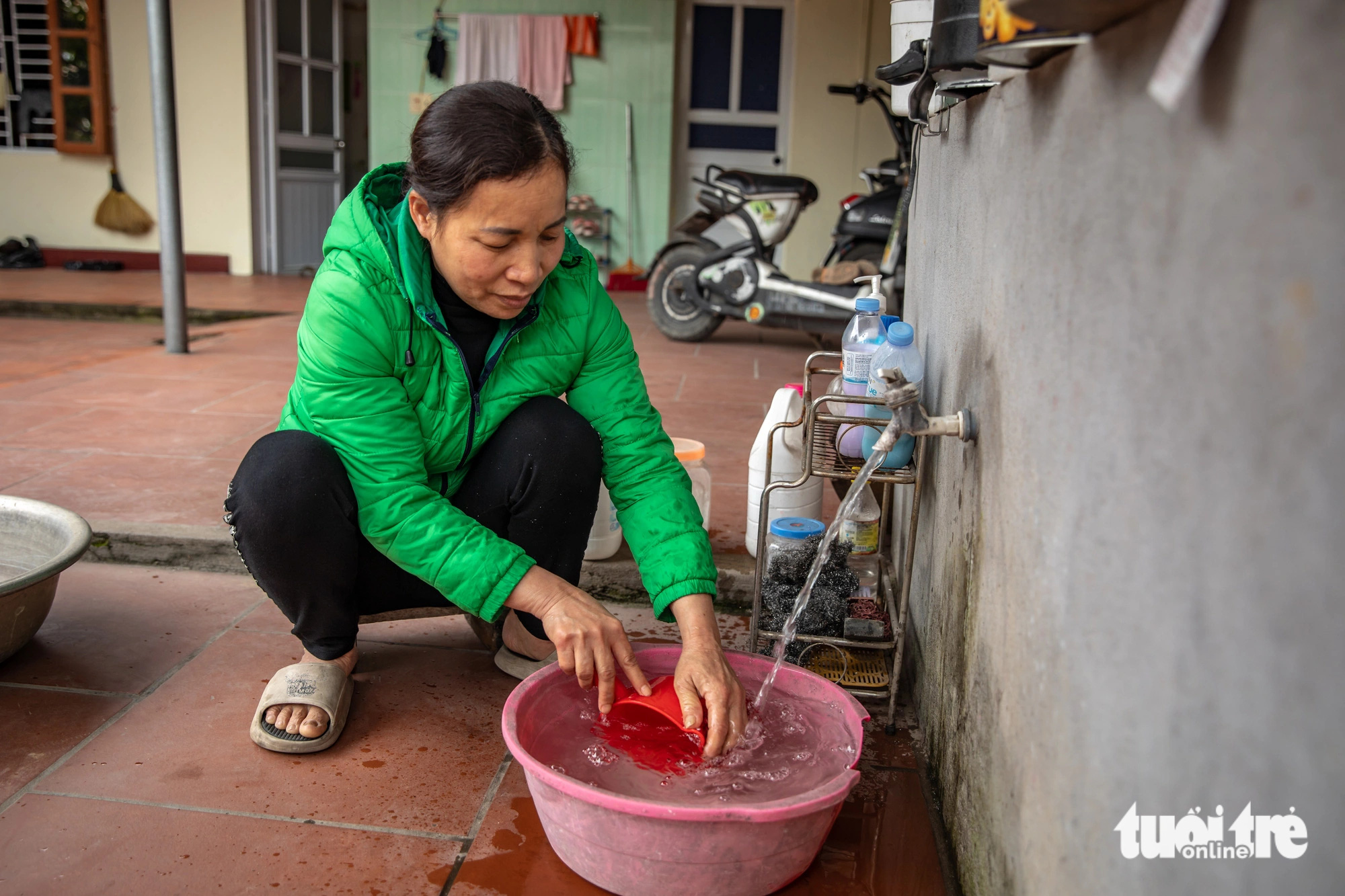 Nguyen Thi Hanh, a 49-year-old resident of Ninh Son Ward in Viet Yen Town, Bac Giang Province, northern Vietnam relies on borehole water. Photo: D.Khang / Tuoi Tre