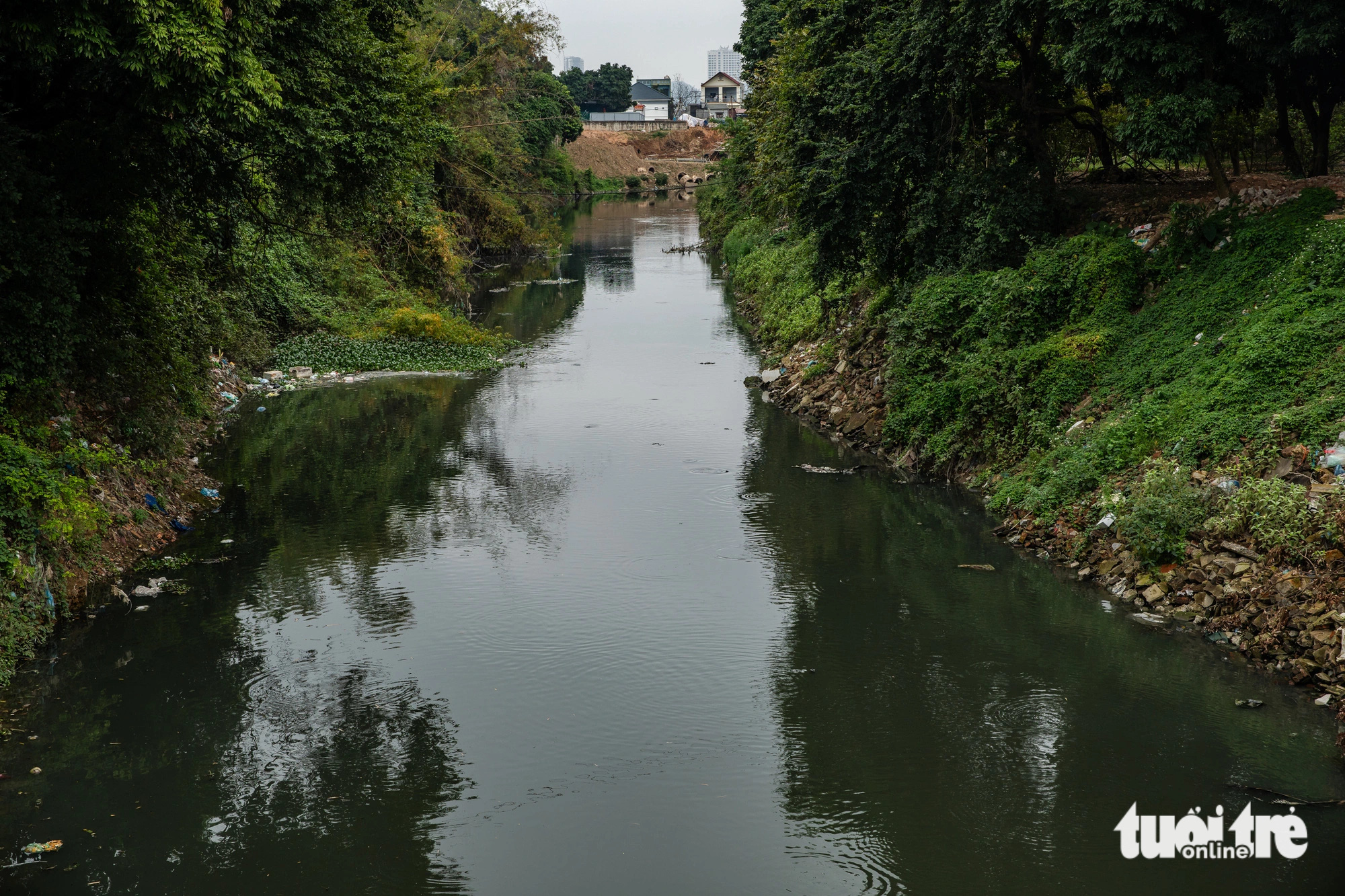 A wastewater channel in Hoa Long Ward of Bac Ninh City in Bac Ninh Province, northern Vietnam empties directly into the Cau River. Photo: D.Khang / Tuoi Tre