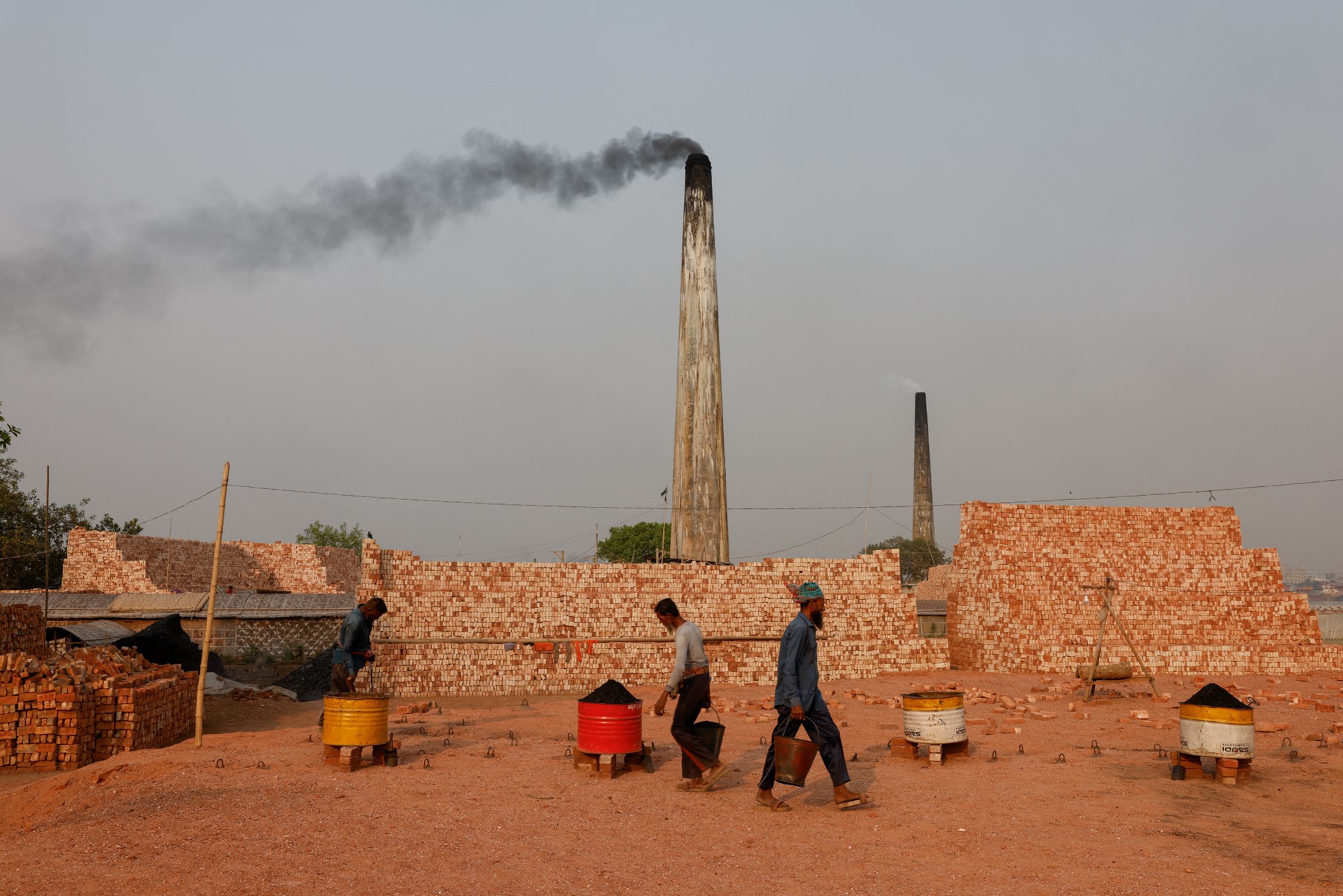 Smoke rises from the chimneys of brick factories on the outskirts of Dhaka, Bangladesh, March 17, 2024. Photo: Reuters