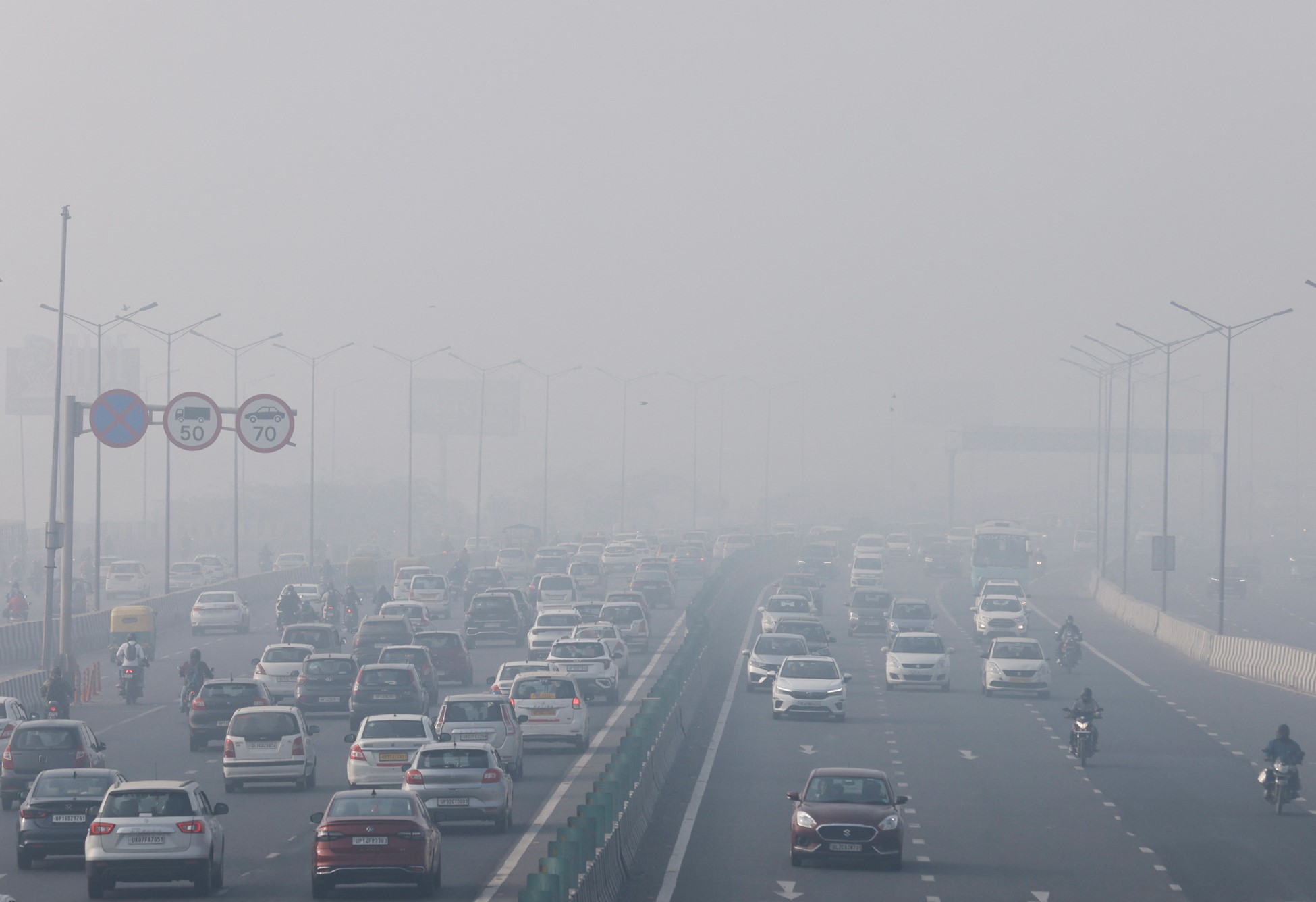 Traffic moves along a highway shrouded in heavy smog in New Delhi, India, December 26, 2023. Photo: Reuters