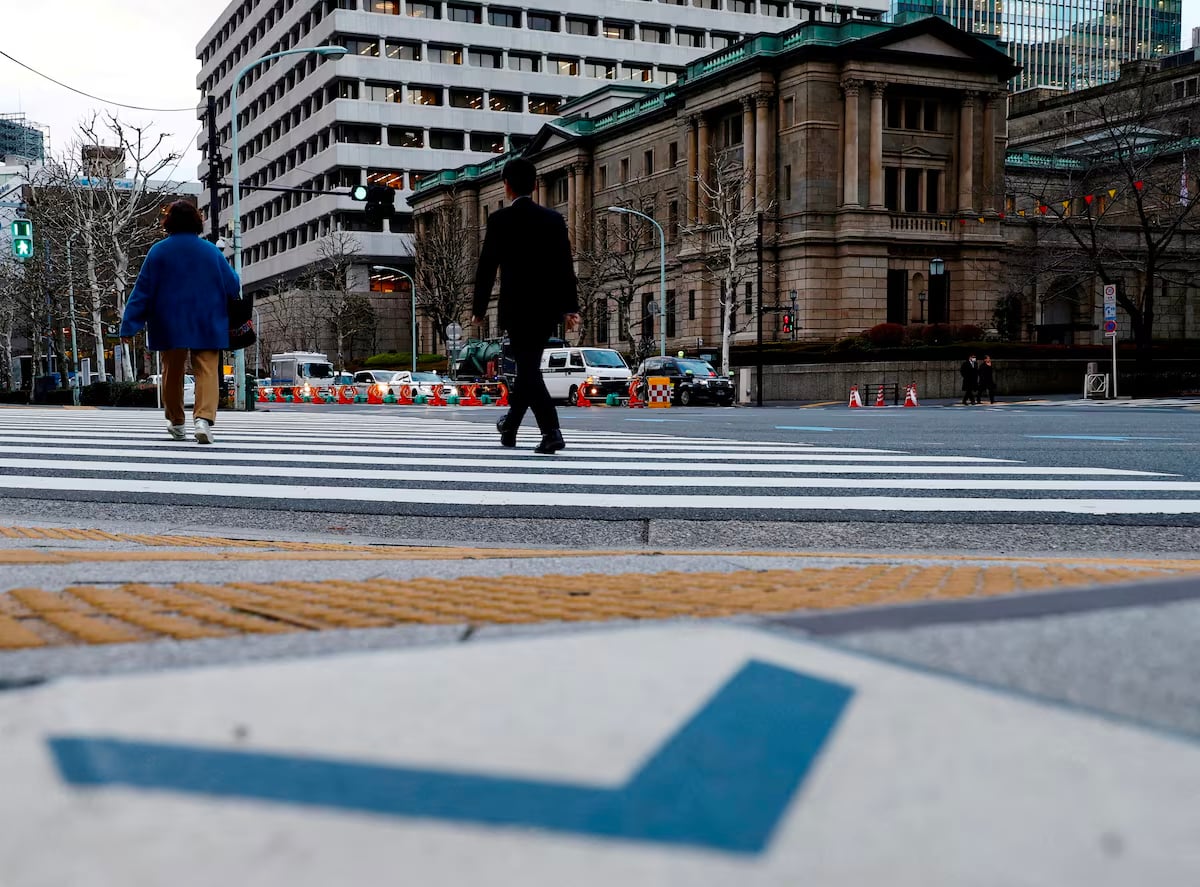 People walk in front of the Bank of Japan building in Tokyo, Japan January 23, 2024. Photo: Reuters