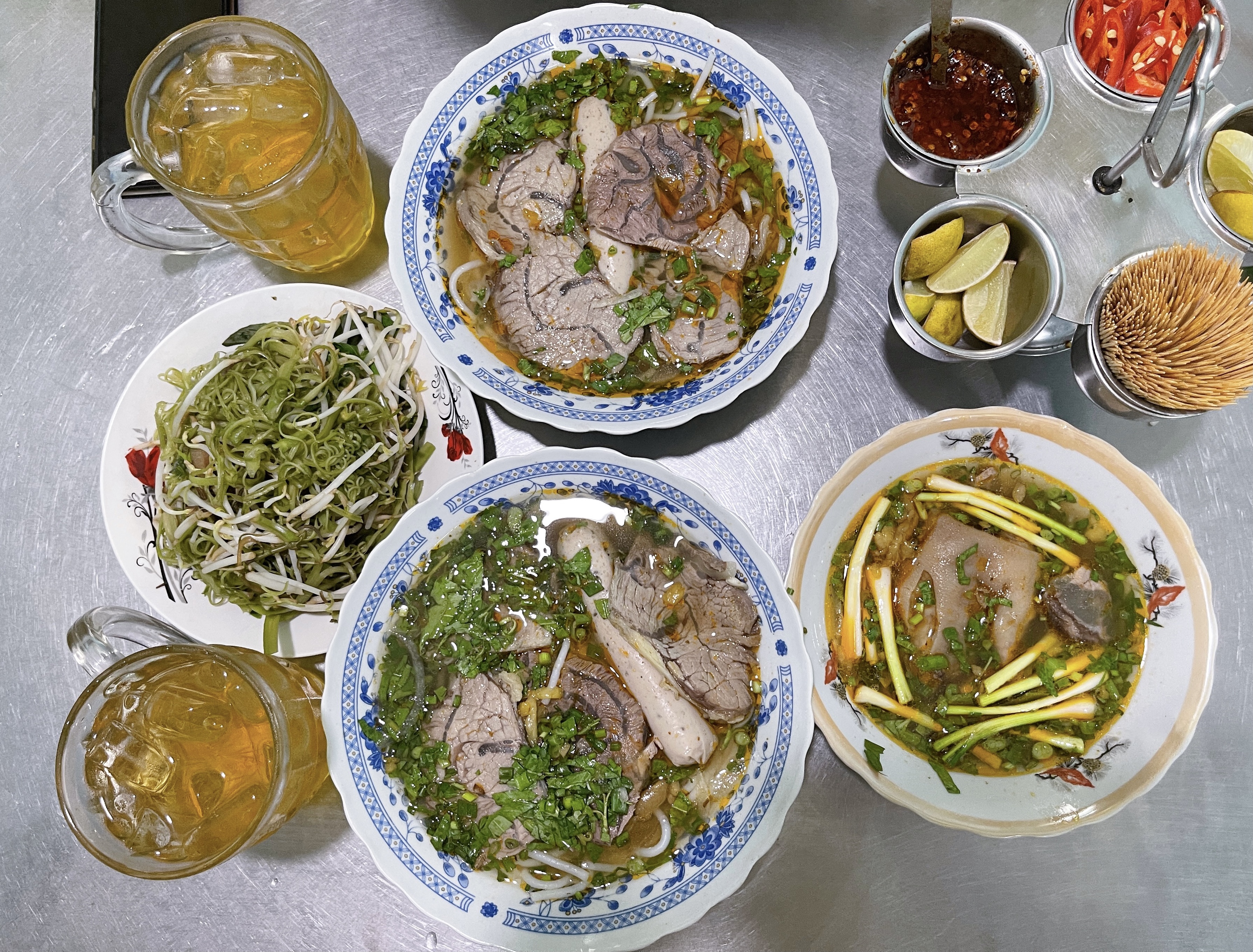 Bowls of bún bò Huế (Hue spicy beef noodle soup) are served at a quán in District 10, Ho Chi Minh City. Photo: Dong Nguyen / Tuoi Tre News