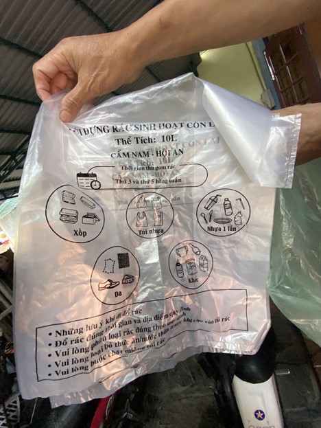 Instructions on how to classify garbage on a plastic bag. Photo: B.D. / Tuoi Tre