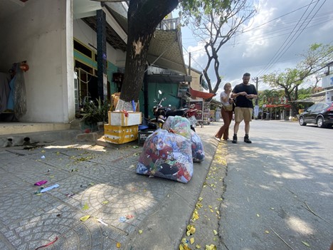 Waste left on Nguyen Tri Phuong Street in Hoi An City. Photo: B.D. / Tuoi Tre