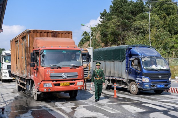 China extends business hours for customs clearance at border gate with Vietnam