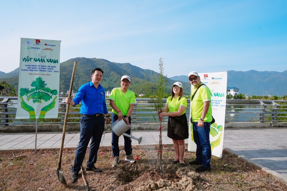 Imexpharm employees plant trees along Ring Road 2 in Nha Trang City, Khanh Hoa Province, south-central Vietnam, March 18, 2024. Photo: Supplied