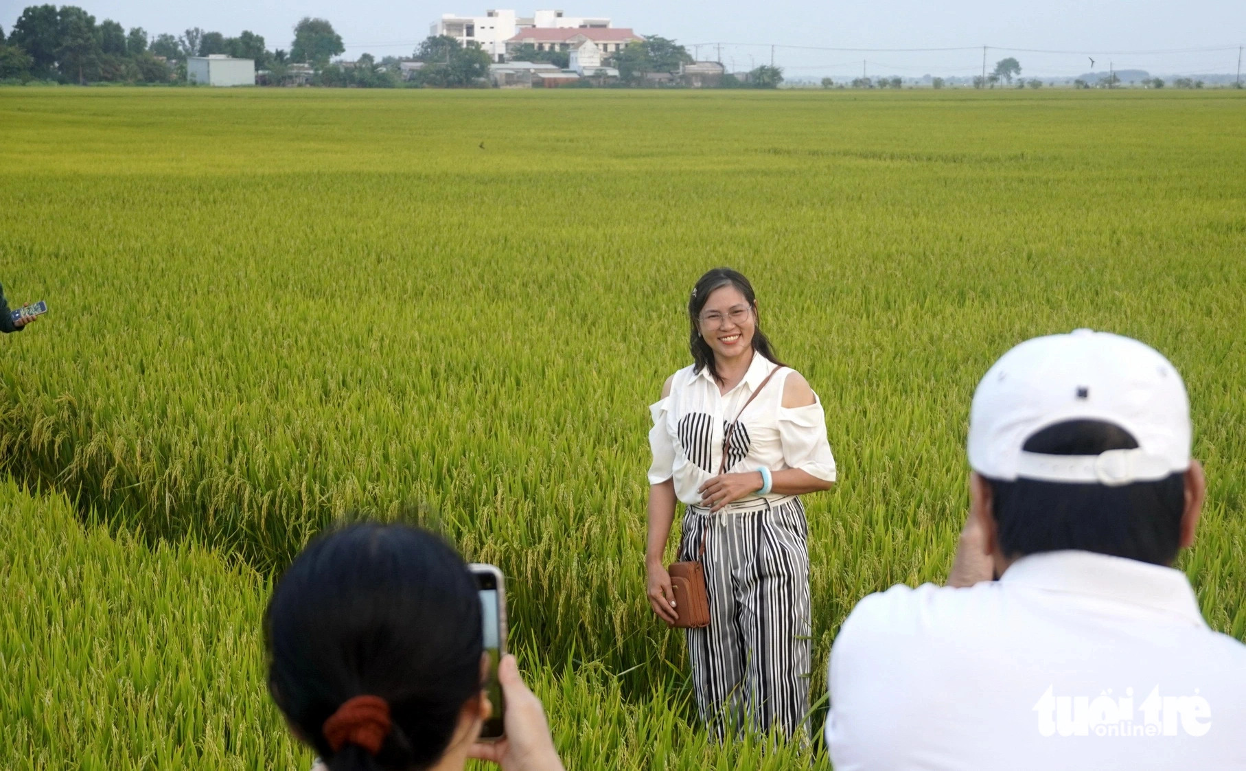 A food market visitor poses for a photo amid a rice field, Ba Ria - Vung Tau Province, southern Vietnam, March 20, 2024. Photo: Dong Ha / Tuoi Tre