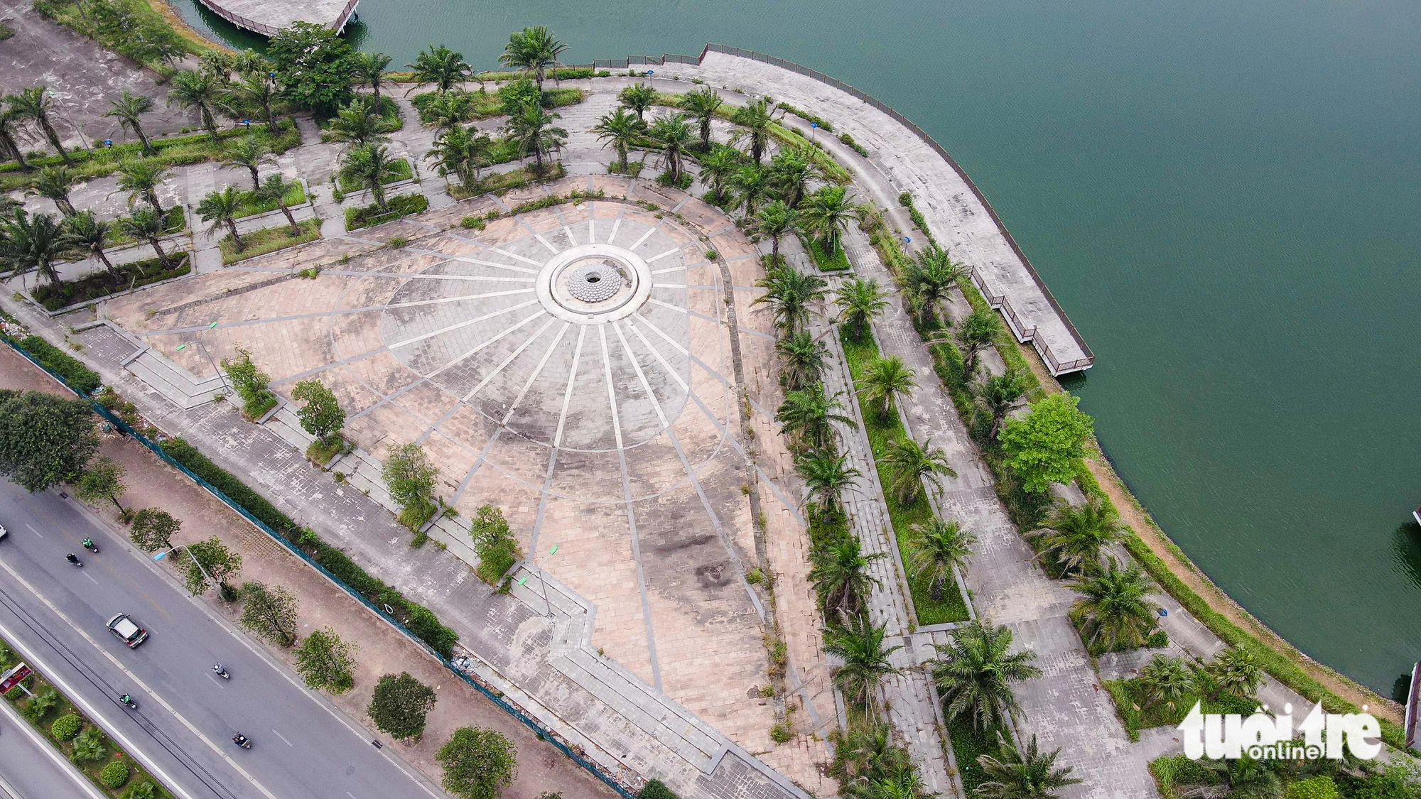 An aerial view of the stalled Phung Khoang Lake Park project amidst a bustling residential neighborhood in Nam Tu Liem District, Hanoi. Photo: Pham Tuan / Tuoi Tre