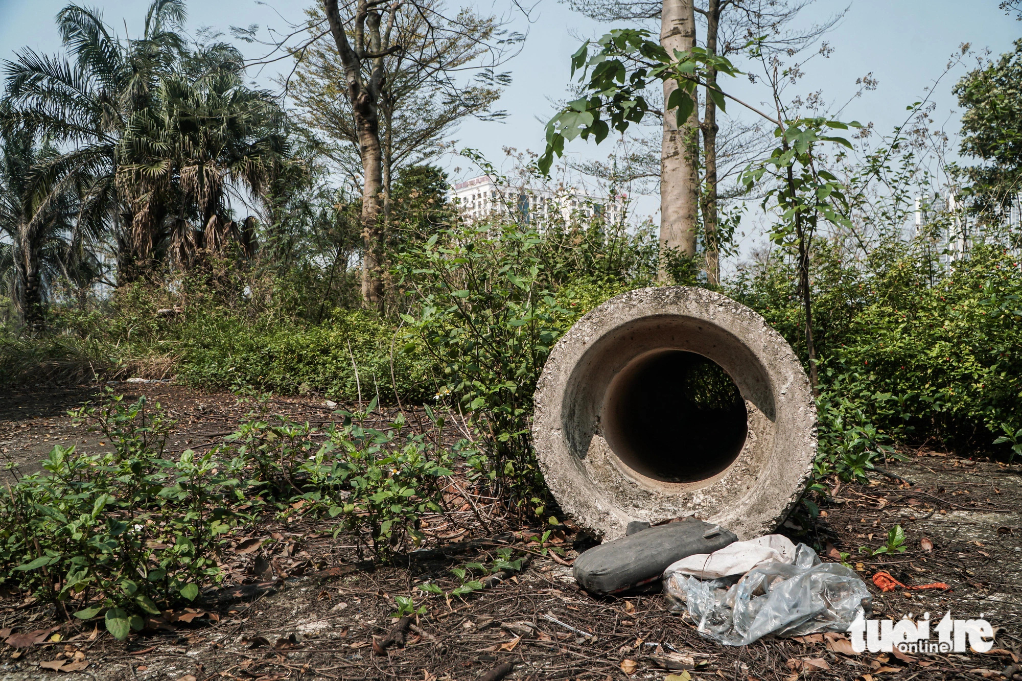 A deserted sight at the stalled Phung Khoang Lake Park project in Nam Tu Liem District, Hanoi. Photo: Pham Tuan / Tuoi Tre.