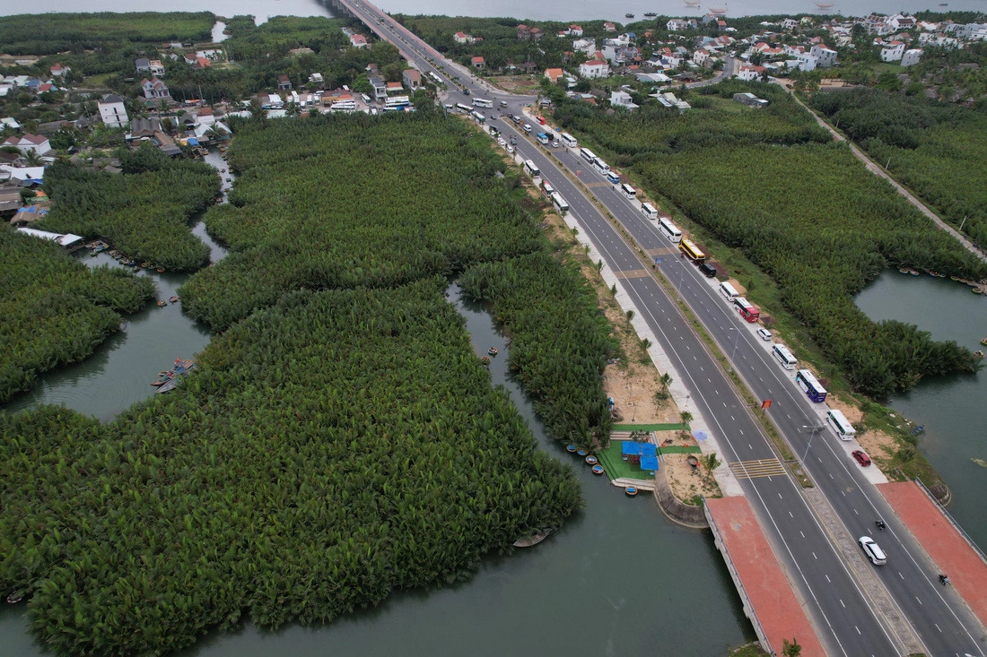 Expressway Vo Chi Cong connects Da Nang City and Quang Nam Province cutting through Cam Thanh nipa palm forest in Cam Thanh Commune, Hoi An City, Quang Nam Province, central Vietnam. Photo: B.D. / Tuoi Tre