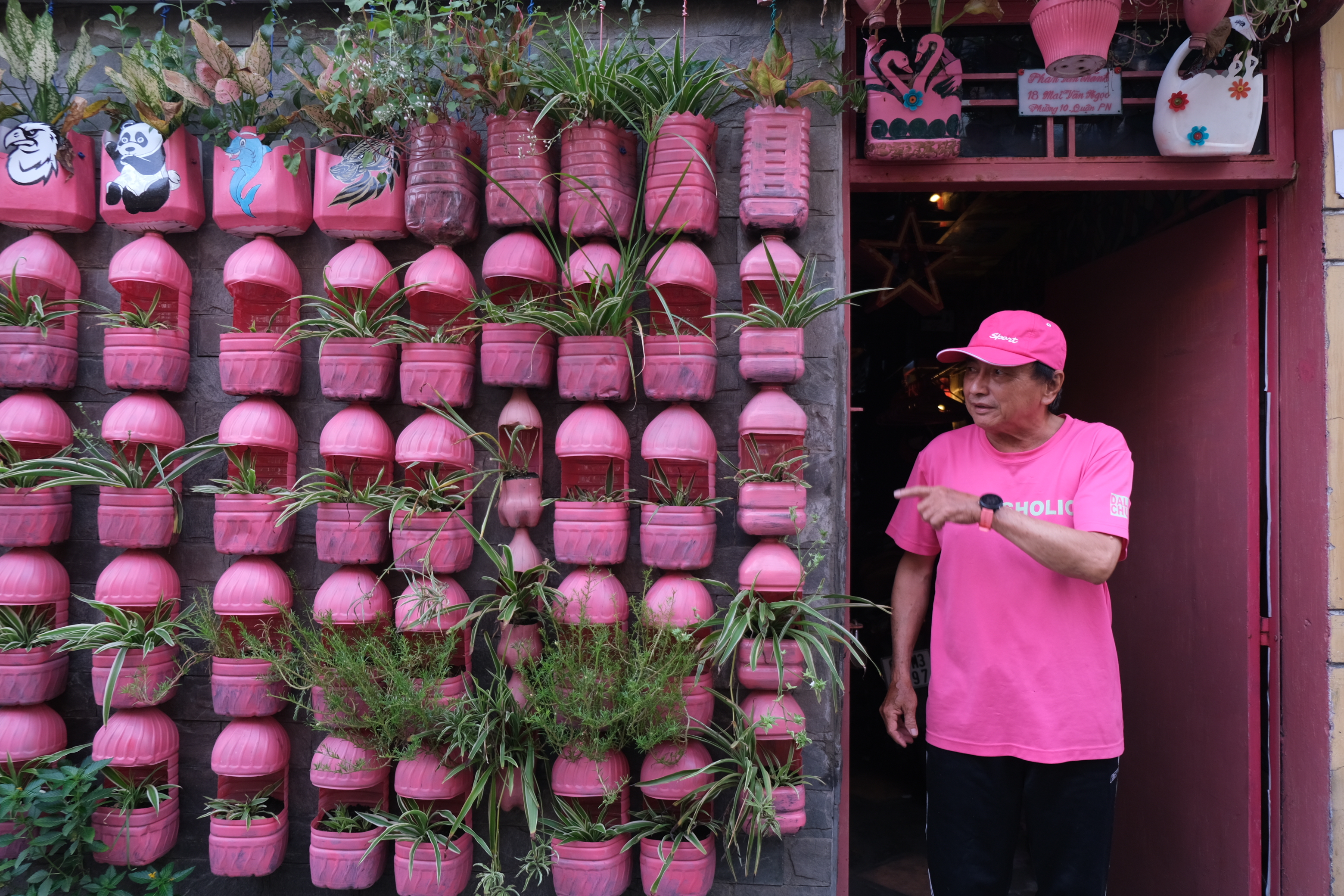 Phan Van Chanh stands next to his pink house in Phu Nhuan District, Ho Chi Minh City. Photo: Ngoc Phuong / Tuoi Tre News