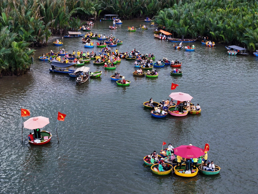 A fleet of colorful coracles carry tourists to see Cam Thanh nipa palm forest in Cam Thanh Commune, Hoi An City, Quang Nam Province, central Vietnam. Photo: Le Trong Khang / Tuoi Tre