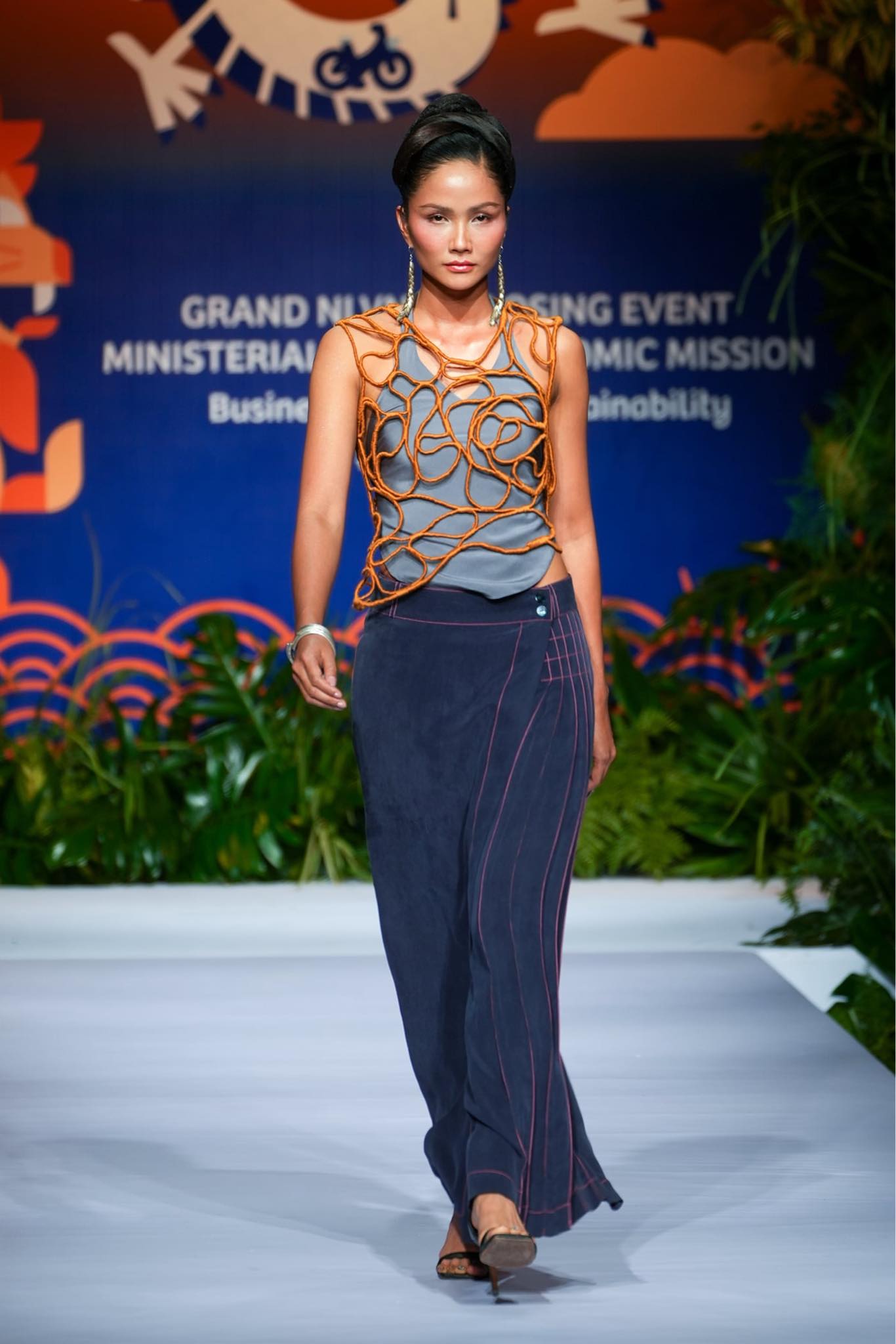 Miss Vietnam H'Hen Nie with a design from Vu Thao’s collection at the networking event on March 21, 2024. Photo: Huu Hanh / Tuoi Tre