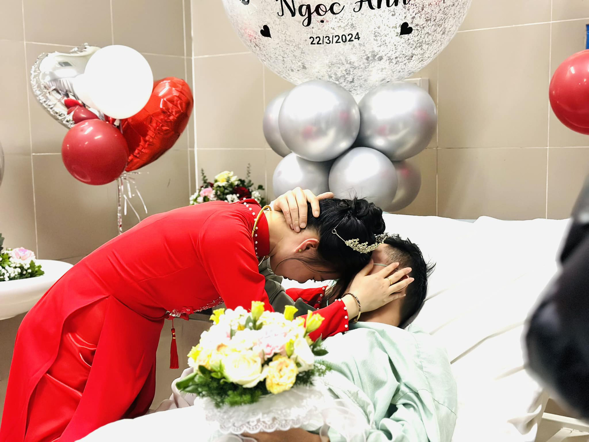 Love wins all: Couple gets married by hospital bed after triumph over illness in northern Vietnam