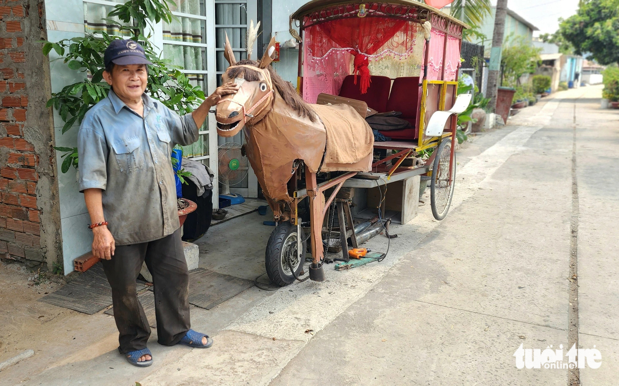 Mechanic crafts iron horse for strolls in Ho Chi Minh City