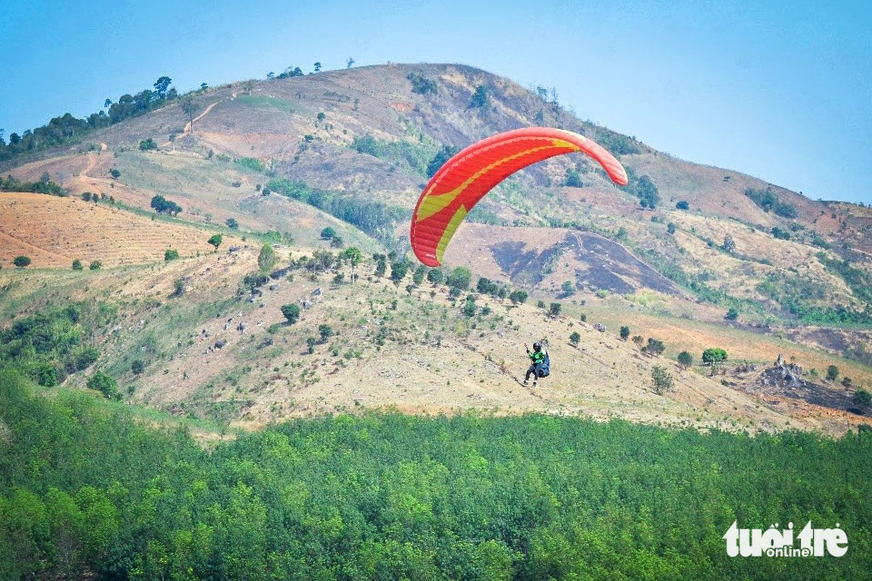 130 pilots compete in Vietnam’s Central Highlands paragliding tournament