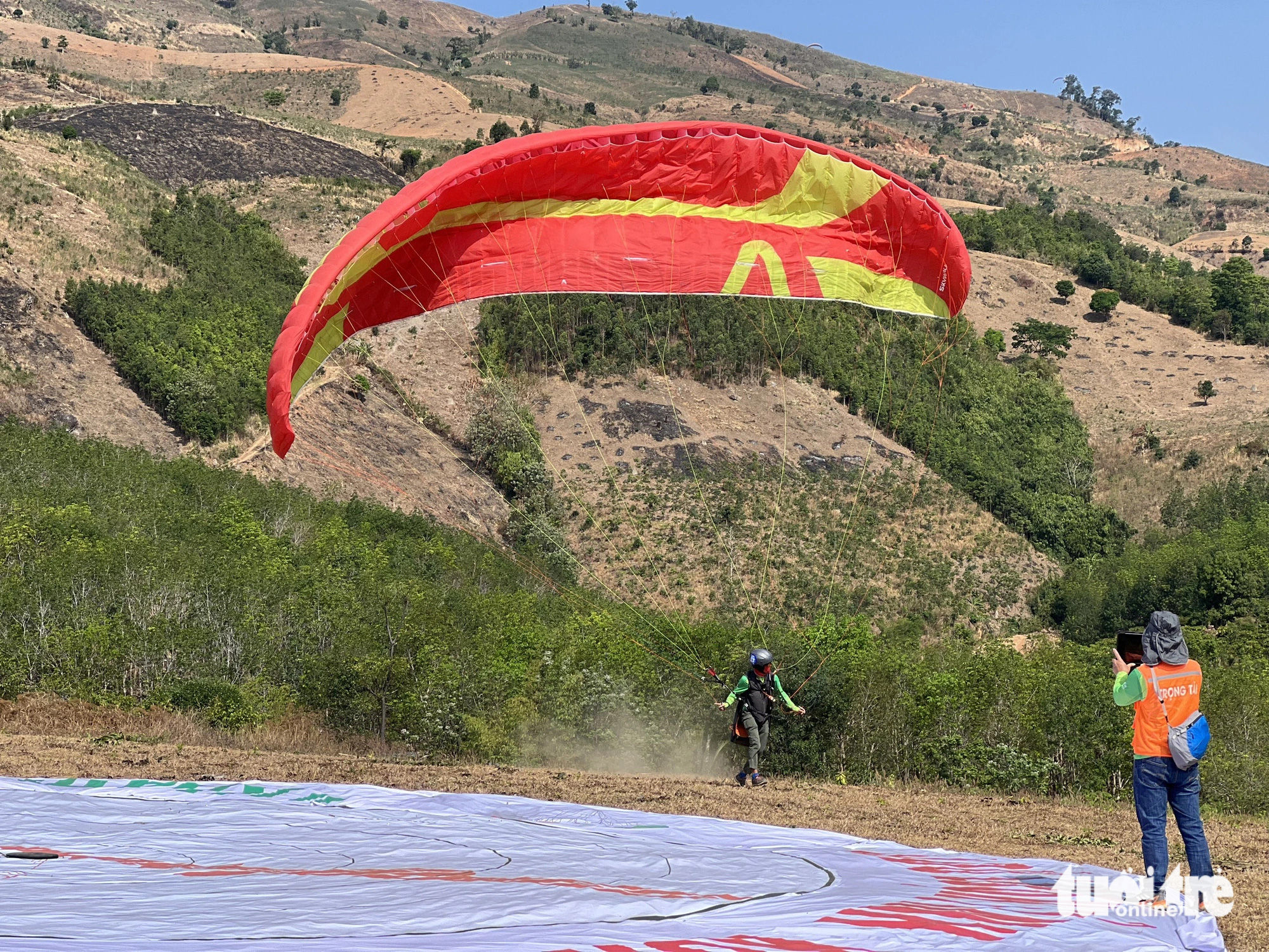 A competitor is about to paraglide over Sa Thay mountain in Kon Tum Province, located in Vietnam’s Central Highlands, March 22, 2024. Photo: Ngoc Lam / Tuoi Tre