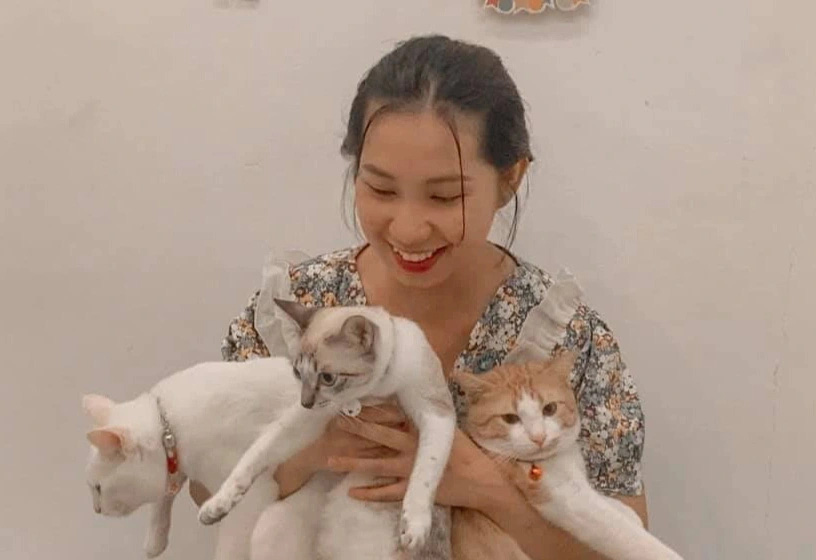 Trinh Hong Ngoc, a resident of District 12 in Ho Chi Minh City, holds her pet cats. Photo: Supplied
