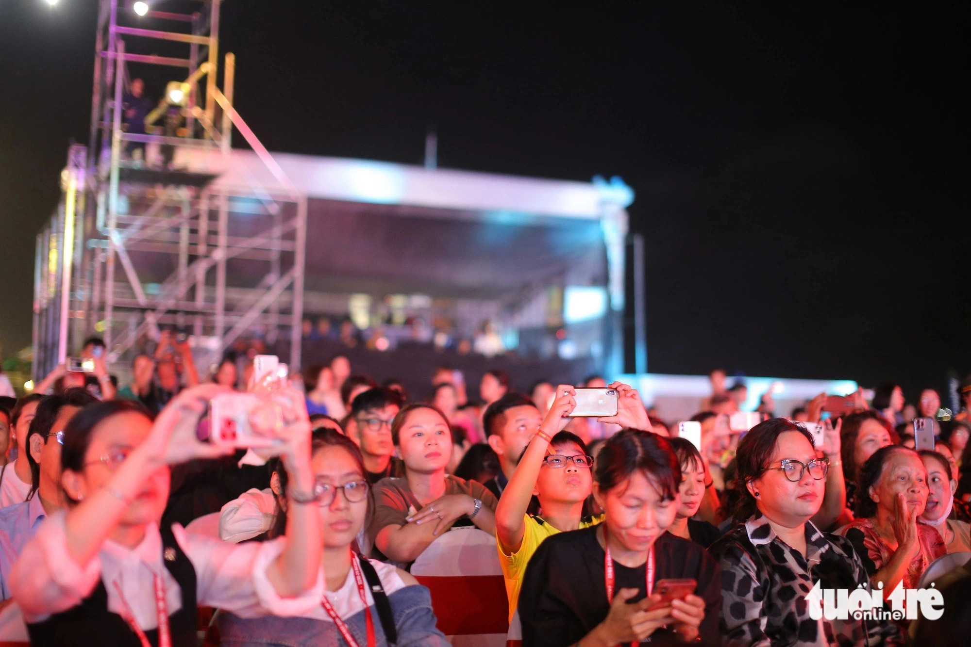The opening ceremony of the Amazing Binh Dinh Fest 2024 was attended by thousands of local people. Photo: Lam Thien / Tuoi Tre