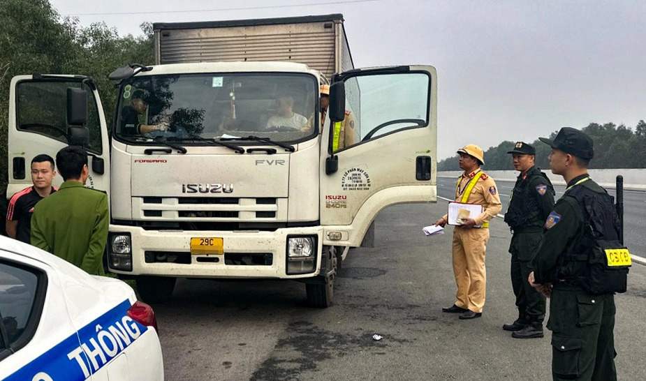 4 Vietnamese men arrested after parking truck on expy for gambling