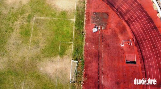 The stadium has been seriously dilapidated. Photo: Doan Cuong / Tuoi Tre