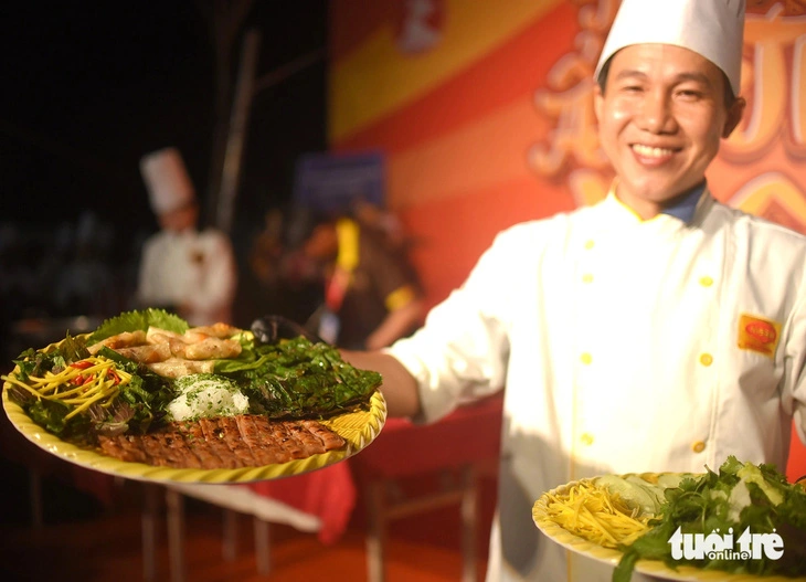 A chef presents a specialty dish at the culinary culture fest in Binh Dinh Province’s Quy Nhon City, south-central Vietnam, March 22, 2024. Photo: Lam Thien / Tuoi Tre