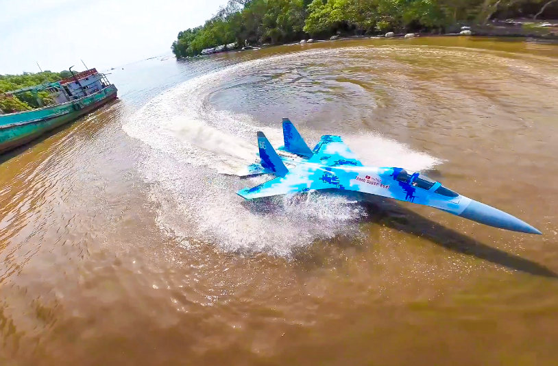 Mai Hoang Thanh’s water-capable Su-35 aircraft model traverses a river in Hon Dat District, Kien Giang Province, southern Vietnam. Photo: Hoang Thanh / Tuoi Tre