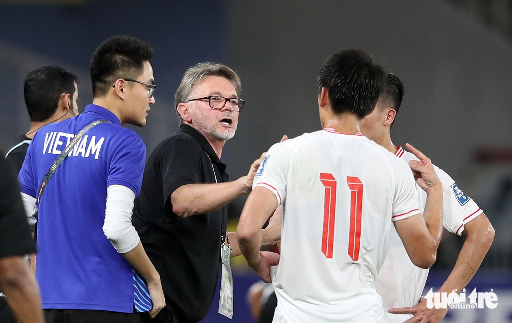 Vietnam’s head coach Philippe Troussier instructs his players at the Gelora Bung Karno Stadium in Jakarta, Indonesia, March 2024. Photo: N.K. / Tuoi Tre