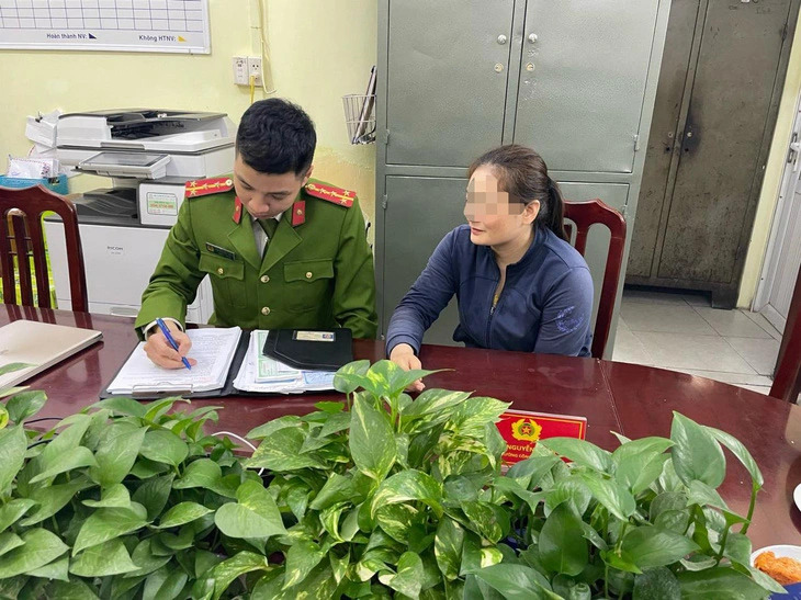 The street vendor, D.T.H., is seen at a police office of Ly Thai To Ward, Hoan Kiem District, Hanoi after she overcharged two foreign travelers on March 24, 2024. Photo: Hoan Kiem District People’s Committee
