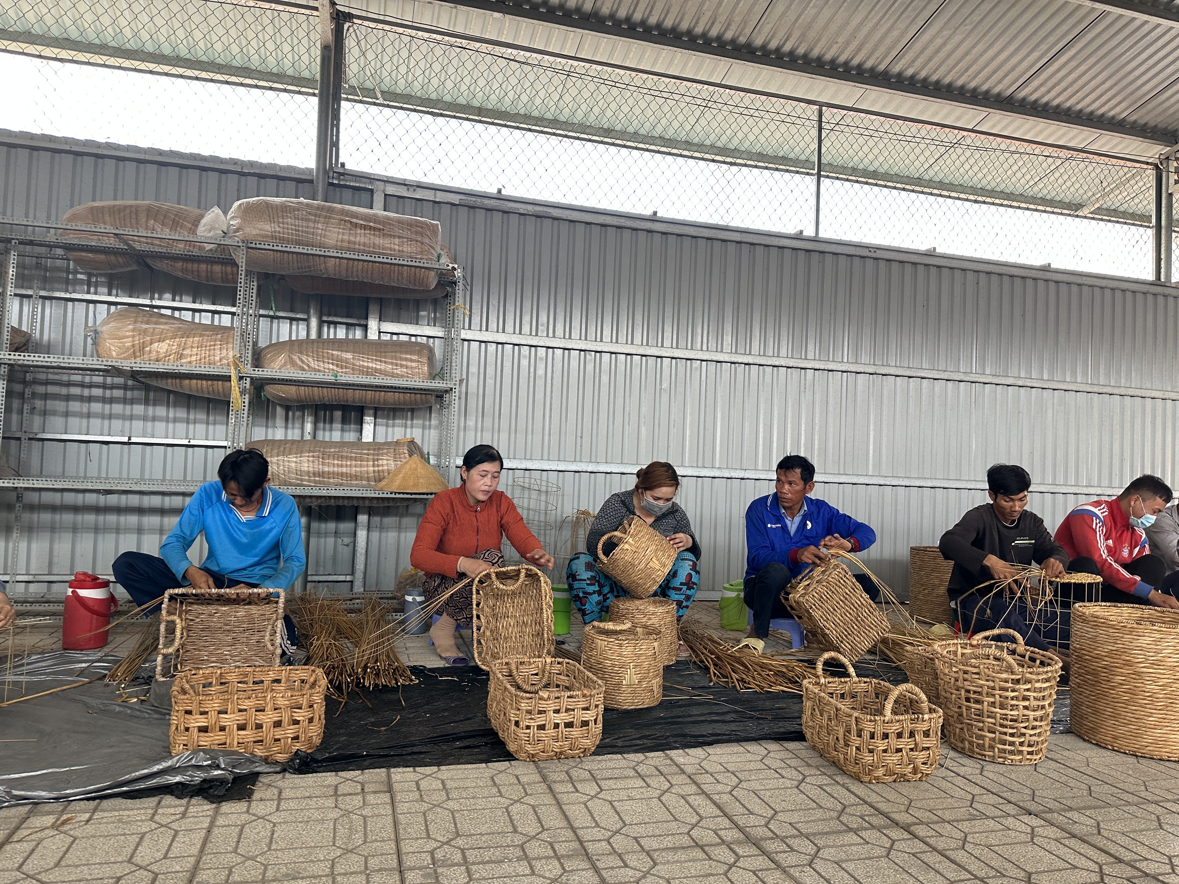 Craftspeople in Nga Nam Town, Soc Trang Province weave baskets. Photo: Tieu Bac / Tuoi Tre News