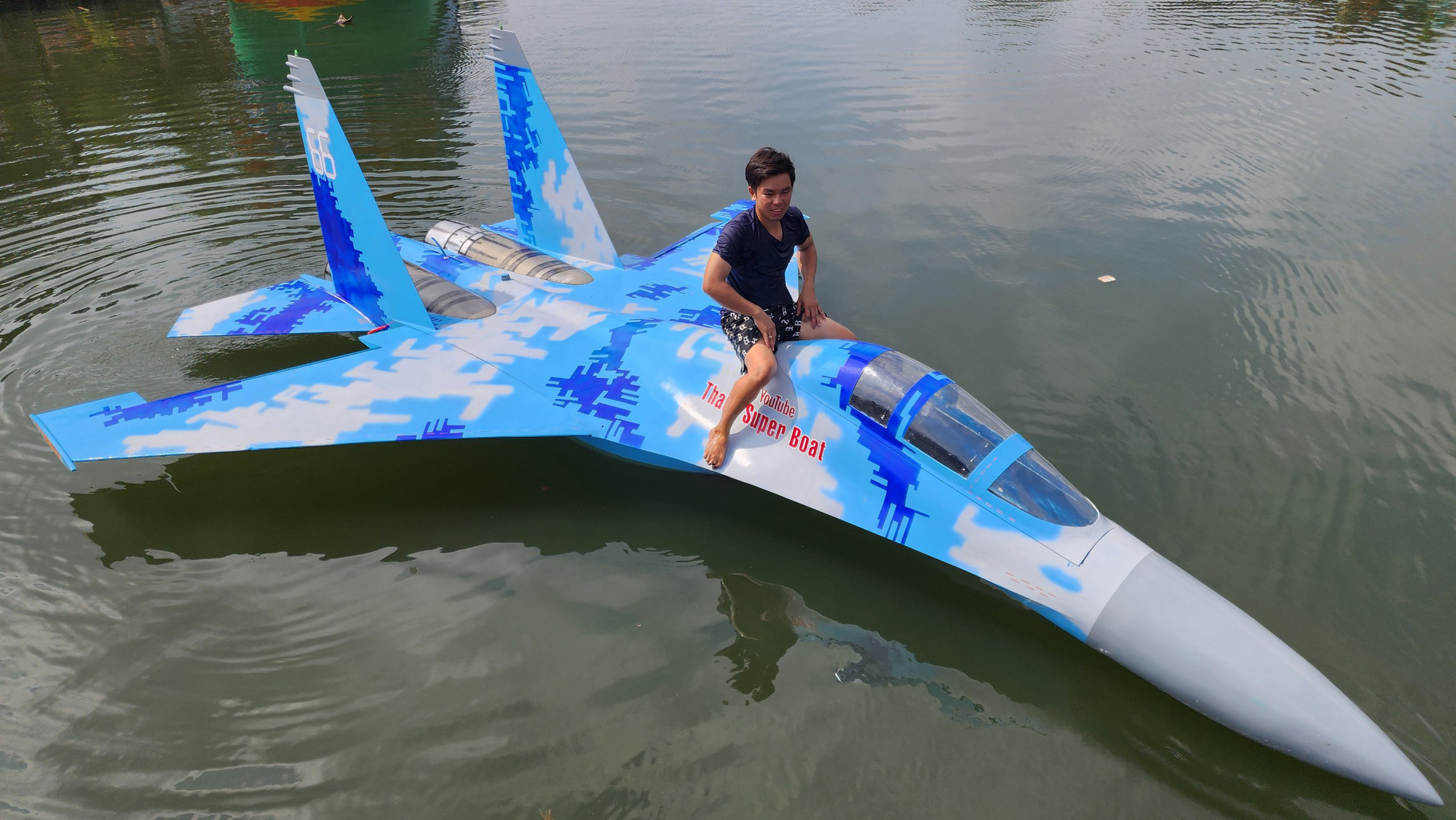 Innovative millennial designs high-speed watercraft reminiscent of Su-35 fighter in southern Vietnam
