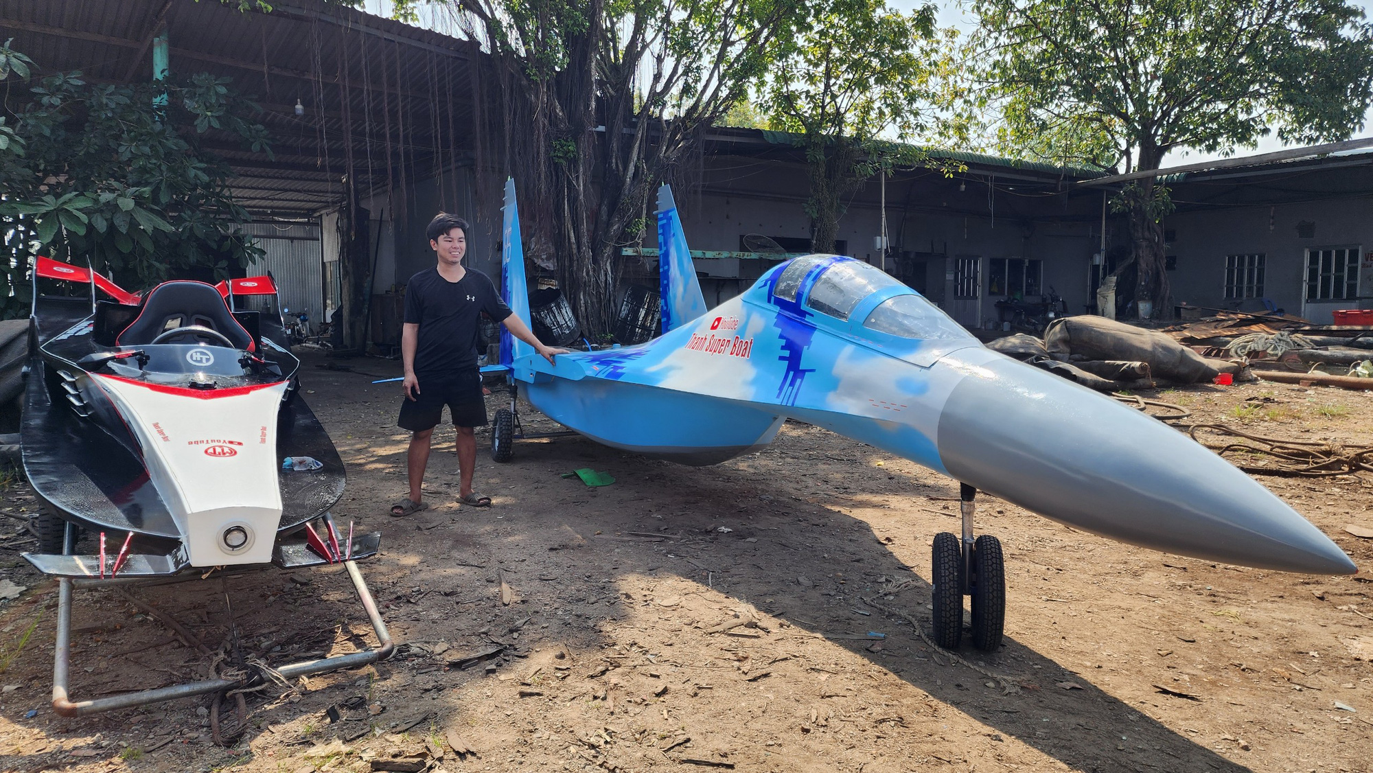 Mai Hoang Thanh showcases his water-capable Su-35 aircraft model in Hon Dat District, Kien Giang Province, southern Vietnam. Photo: Hoang Thanh / Tuoi Tre