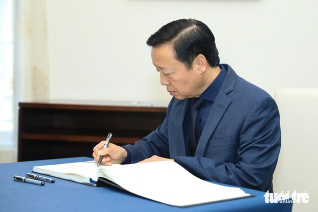 Vietnamese Deputy Prime Minister Tran Hong Ha writes in the condolence book for the victims of the terrorist attack in Russia at the Russian Embassy in Hanoi on March 25, 2024. Photo: Danh Khang / Tuoi Tre