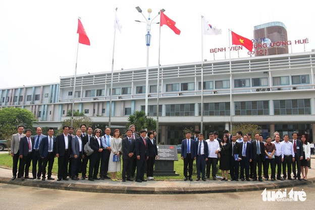 Leaders of the authorities in Thua Thien-Hue Province pose for a photo with the South Korean National Assembly delegation at the second campus of the Hue Central Hospital. Photo: Nhat Linh / Tuoi Tre