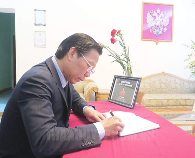 Chairman of the People’s Committee of Ho Chi Minh City Phan Van Mai writes in the condolence book for the victims of the terrorist attack in Russia at the Russian Consulate General in the city on March 25, 2024. Photo: Ho Chi Minh City Party Committee