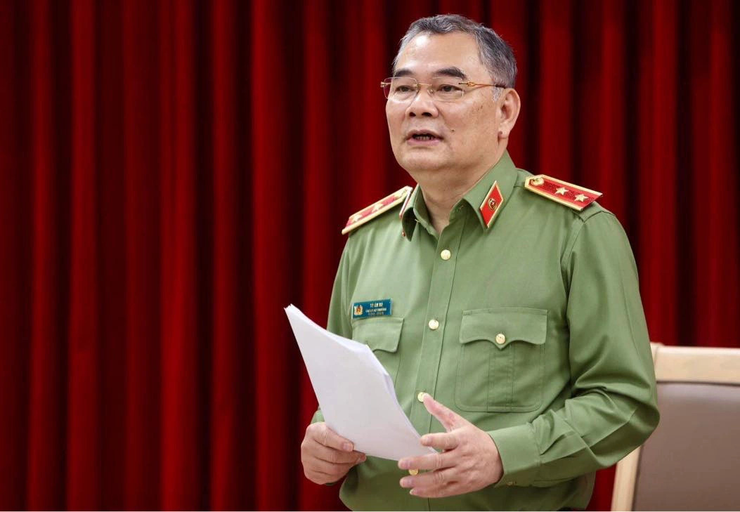 Lieutenant General To An Xo, spokesperson of the Ministry of Public Security, announces the arrest of Nguyen Ngoc Thuy, alias Shark Thuy, March 26, 2024. Photo: Nguyen Khanh / Tuoi Tre