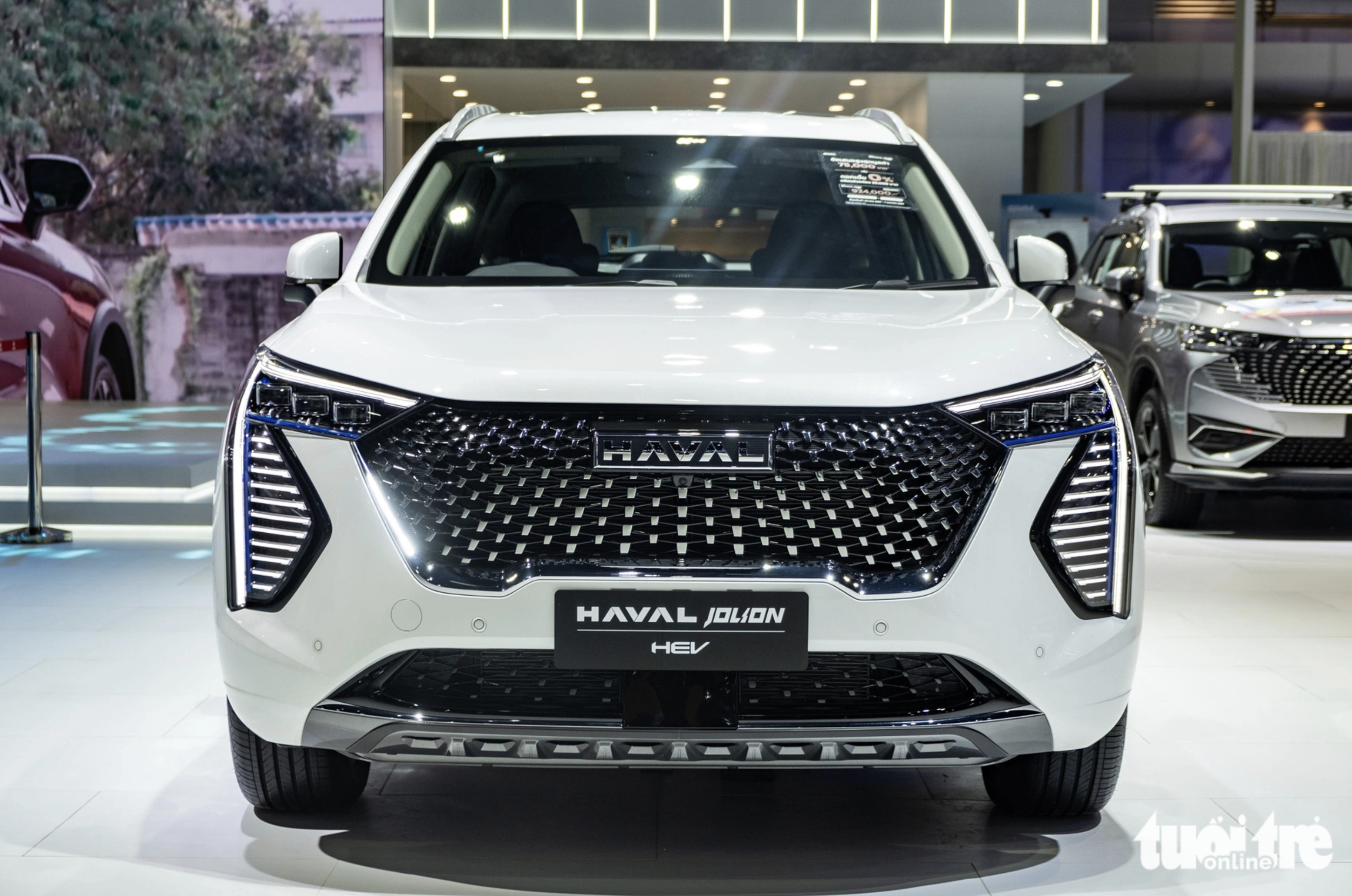 The Jolion is equipped with a sweeping front grille, dynamic front lights, and automatic LED headlights. Photo: Quoc Minh / Tuoi Tre