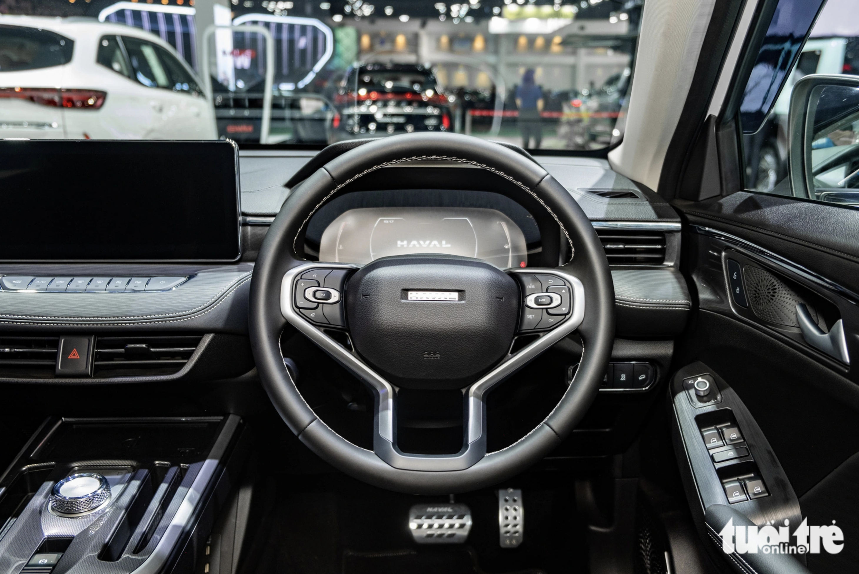The Haval Jolion boasts a spacious cabin, an ergonomic steering wheel, a state-of-the-art multimedia touchscreen, a six-speaker sound system, and connectivity features --Apple CarPlay and Android Auto. Photo: Quoc Minh / Tuoi Tre